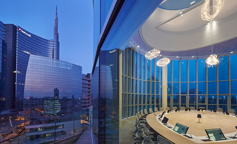 Milano grattacieli e prestigiosa sala riunioni